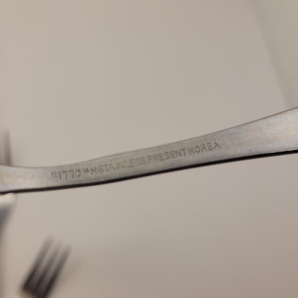 Present 4-Piece Flatware Set Knife Dinner Fork Salad Fork Teaspoon Stainless - Picture 9 of 9